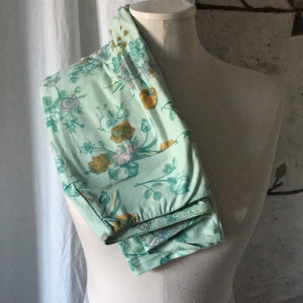 🦄 LuLaRoe OS Floral Leggings 🦄
